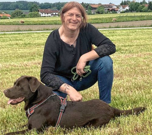 Mia Stiegler lebt mit ihrem Labrador „Lemmy“ in der Gemeinde Tuntenhausen. Vor zwei Jahren hat sie sich als Transfrau geoutet. Foto Privat