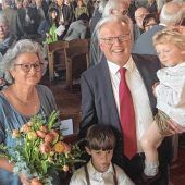 <p>Michael Kölbl im Kreise seiner Familie mit Frau Margarete und zwei Enkelkindern.</p>