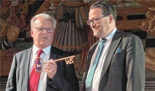 Michael Kölbl und Bastian Wernthaler bei der symbolischen Übergabe des Rathausschlüssels.