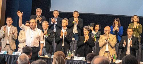 Minutenlangen Beifall für seine Rede und stehende Ovationen gab es für Hubert Aiwanger. Foto Stache