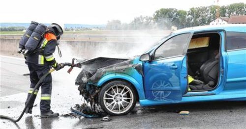 Mit Atemschutzgerät wurde der Fahrzeugbrand gelöscht. Foto fib/eß