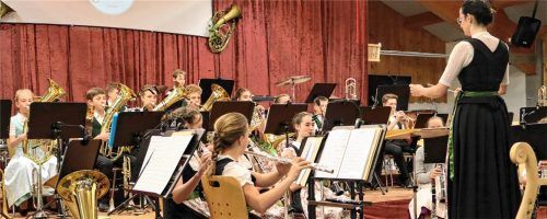 Mit Blasmusik im Blut glänzte Bad Feilnbachs musikalischer Nachwuchs unter der Leitung von Barbara Obermaier auch mit moderneren Weisen. Foto Strim