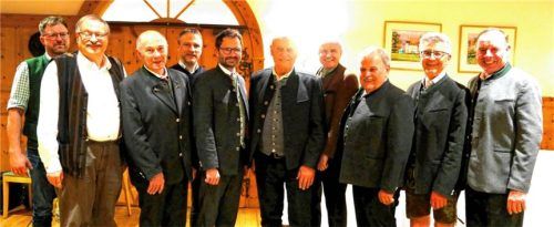 Mit Dank und hoher Anerkennung ihrer langjährigen Arbeit als Gemeinde verabschiedete Bürgermeister Johannes Zistl (Fünfter von links) Martin Eham, Thomas Henties, Sebastian Höss, Heinrich Gall, Anton Kammerloher, Georg Messerer, Josef Kammerloher, Josef Hupfauer, Georg Schnitzenbaumer. Nicht auf dem Bild: Christiane Noisternig. Foto Merk