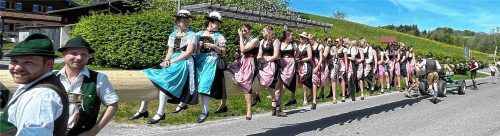 Mit den Dirndln auf dem Maibaum geht es zum Aufstellen beim GTEV „Ratzingerhöhe“ in Greimharting. Fotos Hötzelsperger