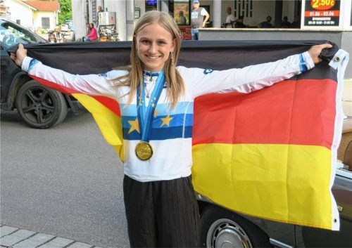 Mit der Deutschland-Fahne kam die strahlende Europameisterin Lisa Lechner zum Empfang in die Kulturmühle.