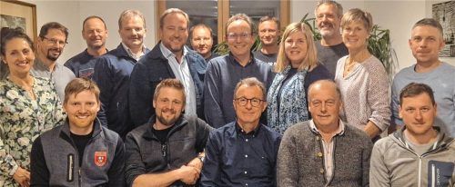 Mit einem Dankeschön verabschiedeten sich die Gemeinderäte von ihren aus dem Gremium ausscheidenden Kollegen (vorne von links) Benno Voggenauer, Georg Wörndl, Lorenz Wollschlager, Lorenz Hamberger und Michael Ramsl. Diese durften auf dem Ehrenbankerl Platz nehmen. Foto Gemeinde Frasdorf