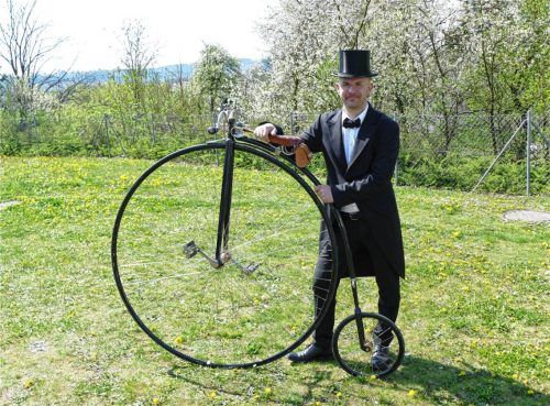 Mit einigen hundert Radlern auf Korsowägen oder historischen Rädern wird sich der bunte Blumenkorso-Umzug durch die Landschaft schlängeln. Auch zahlreiche Hochradfahrer – wie hier Stefan Lehner – werden dabei sein.Fotos  Bachmaier