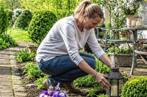 Mit frischem Grün, neu angelegtem Beet und Deko-Akzenten wird der Garten schnell zum Wohlfühlort.Foto KI