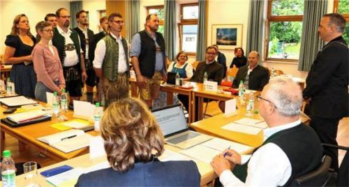 Mit ihrer Vereidigung durch Bürgermeister Max Singer (rechts) beginnt für neun neue Gremiumsmitglieder die sechsjährige Amtszeit im Gemeinderat. Foto Strim