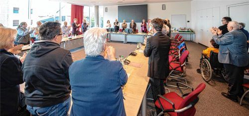 Mit stehendem Applaus verabschiedeten die Mitglieder des Stadtrates und die anwesenden Gäste ihren Bürgermeister Peter Kloo. Foto Thomae