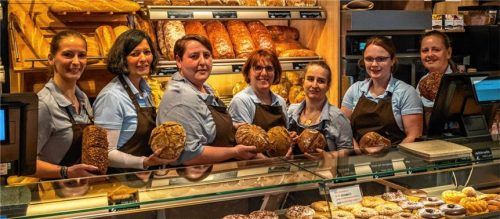 Mitarbeiter der Dorfbäckerei in Rohrdorf: Nach wie vor steht das Bäckerhandwerk für Qualität bei den Verbrauchern, doch die Bäcker in der Region plagen viele Sorgen. Fotos  nITZSCHE