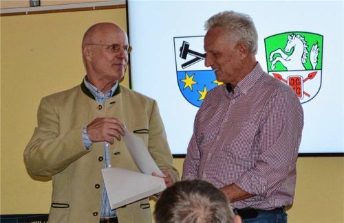 Mobilität als Geschenk: Bürgerhilfe-Vereinsvorsitzender Andreas Hess (links) überreicht Bürgermeister Stefan Schneider für sein Engagement einen Gutschein über lebenslange freie Sozialfahrten. Foto Eder