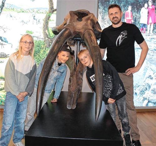 Museumsleiter Korbinian Engelmann mit Kindern bei „Gomphi“, dem Urelefanten. Foto huc