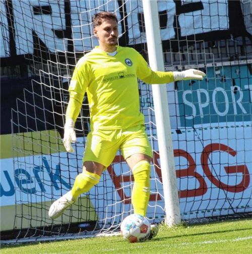 Musste viermal hinter sich greifen: Burghausens Keeper Markus Schöller.Foto Michael Buchholz