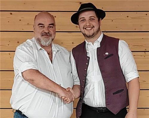 Nach 31 Jahren als Erster Dirigent übergibt Jürgen Schubert (links) die musikalische Leitung an seinen bisherigen Stellvertreter Sebastian Weber.Foto  re