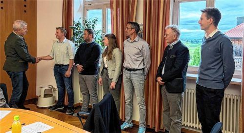 Nach dem Ablegen des Amtseides gratulierte Bürgermeister Bernhard Hainz jedem einzelnen neuen Gemeinderatsmitglied. Diese sind (von links) Christoph Reif (Bürgerliste), Jakob Bichler (FGW), Franziska Buchner (FWG), Valentin Rohrmüller (FWG), Peter Hoffmann (Bürgerliste) und Peter Kerschl (Bürgerliste). Foto Kirchner