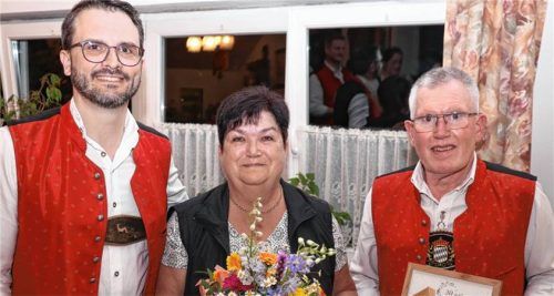 Nach dem Tod von Alois Wilhelm 1996 war Sepp Bernhart als Vorsitzender der Blaskapelle Altmühldorf nachgerückt. 30 Jahre lang prägte er den Verein und hat dabei vor allem in der Jugendarbeit Erstaunliches bewirkt. Jetzt gibt er das Amt in jüngere Hände: Stephan Schmid heißt der neue Vorsitzende (links). Dieser überreichte Sepp und Marille Bernhart (Mitte) eine Dankurkunde.