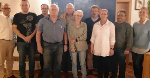 Nach den Neuwahlen: (von links) Bezirksgeschäftsführer Robert Metzger, Robert Höll, Ulrich Mayer, Vorsitzender Thomas Rebel, Max Kapser, Angela Rebel, stellvertretender Vorsitzender Anton Raischl, Steffi Berger, Christian Neumann und Ludmila Schäffer.Foto re