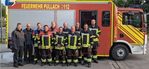 Nach den Prüfungen: (von links) Prüfer Florian Huber und Andreas Hildebrand mit Christian Schmidt, Fabian Tschiche, Ernst Langer, Daniel Draxinger, Michael Fritz, Karl Flemmer, Hermann Tutschka, Andreas Arnold und Lukas Hofmann. Foto re
