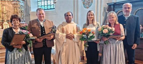 Nach der Ehrung in der Pfarrkirche St. Martin: (von links) Evi Zehetmair, Martin Maier, Pfarrvikar Pater John, Regina Dögerl, Sigrid Mair und Matthias Baumann.Foto Baumann
