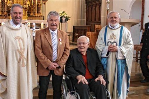 Nach der Ehrung: (von links) Pfarrer Hans Speckbacher, Obmann Sebastian Bernhart, Jubilar Adolf Bernhart und Bruder Georg Greimel. Foto Gillitz