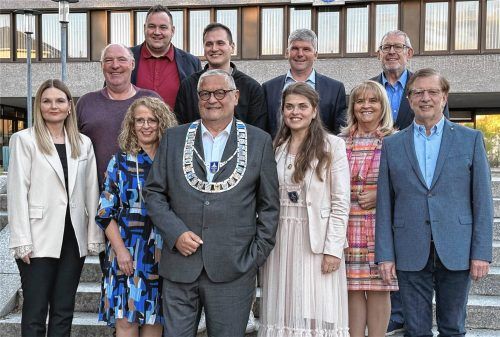 Nach der konstituierenden Sitzung: Bürgermeister Emil Kirchmeier (vorne Mitte) mit (von links) Christine Graupner, Franz Belkot, Patrick Hüller, Dritte Bürgermeisterin Karin Bressel, Christoph Arz, Wolfgang Hintereder, Zweite Bürgermeisterin Stephanie Pollmann, Charlotte Konrad, Norbert Fischer und Harald Jungbauer. Fotos Lohmann