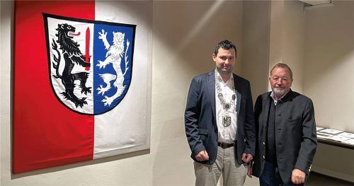 Nach der langen Sitzung übergab Sepp Huber (rechts) die Amtskette an Nachfolger Martin Kubiczek. Foto Giessibl