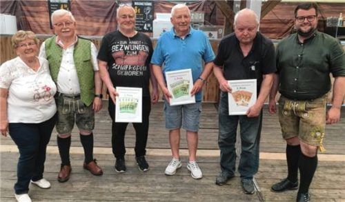 Nach der Siegerehrung: (von links) Auswerterin Marianne, Turnierleiter Georg Wimmer mit den Siegern Franz Forchhammer, Josef Wörl, Sepp Wimmer und Bürgermeister Stefan Streck. Foto Jaensch
