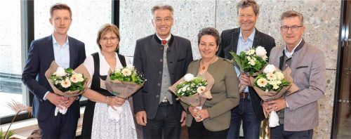 Nach der Sitzung gab es Blumen: (von links) Matthias Eggerl, Marianne Loferer, Otto Lederer, Alexandra Burgmaier, Eduard Huber und Georg Huber.Foto Landratsamt Rosenheim