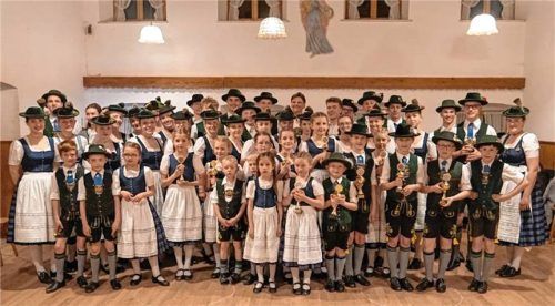 Nach der Veranstaltung präsentierten die Aktiven ihre Pokale.Foto re