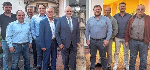 Nach der Vereidigung: die neuen Markträte und Bürgermeister (von links) Martin Oberbauer, Konrad Eisenberger, Gerhard Brandmaier, Hans Wagner, Dritter Bürgermeister Josef Schmid, Bürgermeister Thomas Einwang, Zweiter Bürgermeister Rudolf Mottinger, Erich Koller, Robert Kammerer und Anton Bauer. Foto Kreibich