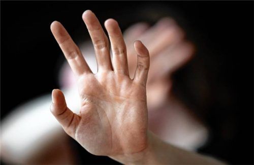 Nach einem Streit in einer Unterkunft für Wohnungslose in Rosenheim verfolgten zwei Männer eine 44-Jährige in Rosenheim und griffen sie an. Zeugen kamen ihr zu Hilfe. Foto dpa