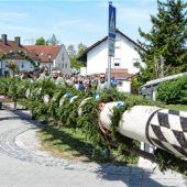 Kraiburger Maibaum steht
