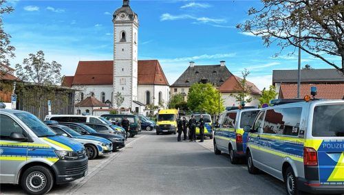 Nachdem in der Austraße in Vogtareuth ein schwerst verletzter Mann (25) gefunden wurde, der wenig später verstarb, gab es rund um den Ortskern einen Großeinsatz der Polizei. Foto barth