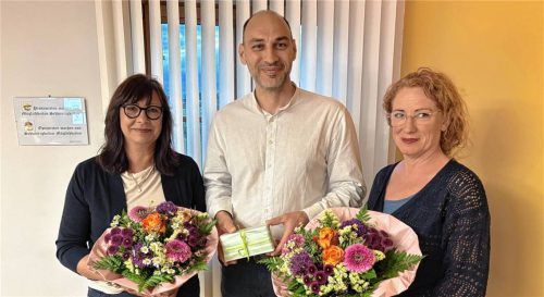 Nachdem nun in Rechtmehring beide Bürgermeisterpositionen mit Frauen besetzt sind, überreichte Franz Linner als Dritter Bürgermeister den beiden zur Begrüßung einen Blumenstrauß: (von links) Bürgermeisterin Irmgard Daumoser, Franz Linner und Susanne Spätt. Foto  Manzinger