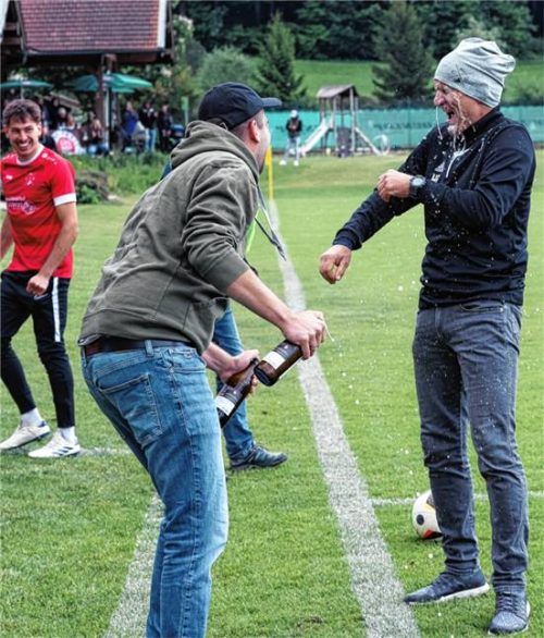 Nassgemacht: Herbert Bischof (rechts), als Trainer der SG Chieming/Grabenstätt Meister der A5.Foto Christian Mühlhofer