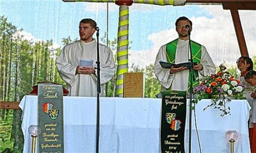 Natürlich ökumenisch: der Gottesdienst am Festsonntag mit dem evangelischen Pfarrer Dr. Richard Graupner (rechts) und Pastoralassistent Korbinian Olbrich. Fotos Stache