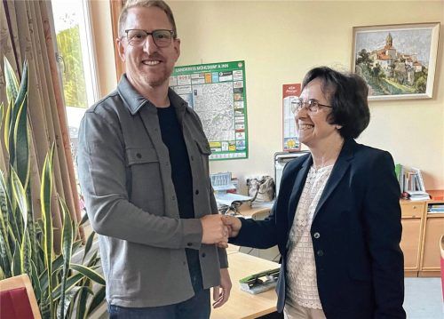 Neu gewählter Zweiter Bürgermeister von Jettenbach, Thomas Beham, und Bürgermeisterin Maria Maier beim Handschlag in ihrem Büro. Foto re
