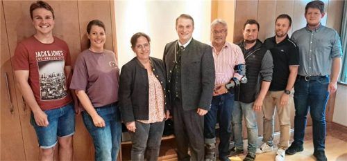 Neu im Gemeinderat und im Rathaus: Josef Blank (CSU), Manuela Politz (PFB), Rebecca Hilger (PFB), Bürgermeister Dr. Peter Mayer (CSU), Stefan Voith (PFB), Simon Buchner (PFB), Hans Riedl (CSU) und Johann Stübl junior (PFB/von links). Foto Stübl