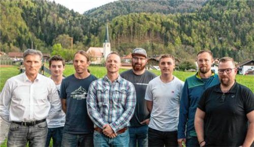 Neue Vorstandschaft des ASV Oberwössen: (von links) Herbert Tamegger, Stefan Entfellner, Christian Entfellner, Enrico Bellstedt, Franz Steiner, Elias Pertl, Max Danwitz und Max Steiner. Foto Flug
