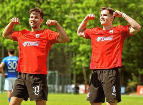Noch einmal richtig Muskeln zeigen: Wasserburgs Offensivspieler Robin Ungerath (links) und Thomas Voglmaier sind auch auswärts jederzeit für mindestens einen Treffer gut. Foto Christian Butzhammer