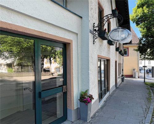 Noch steht das Ladengeschäft der ehemaligen Metzgerei Hausberger leer. Ab 1. Juli startet der Verkauf wieder. Foto Kotter