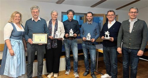 Nußdorfs Bürgermeisterin Susanne Grandauer (links) und Zweiter Bürgermeister Helmut Brunner (rechts) verabschiedeten Alois Linder, Agnes Jaud, Markus Gruber, Maximilian Maurer und Peter Moser und dankten ihnen für ihr Engagement für die Gemeinde. Foto  re