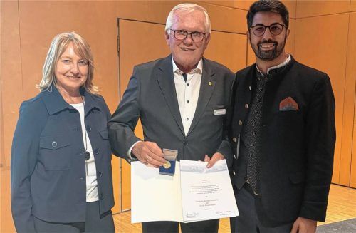 Oberbürgermeister Abuzar Erdogan überreichte Reinhold Frey die Goldene Bürgermedaille der Stadt Rosenheim. Groß darüber war auch die Freude bei seiner Frau Christine. Foto Stadt Rosenheim