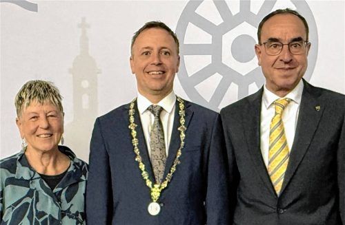 Oberbürgermeister Christian Hümmer (Mitte) mit seinen gewählten Stellvertretern: Zweite Bürgermeisterin Burgi Mörtl-Körner und Dritter Bürgermeister Karl Schulz. Foto Stadt Traunstein