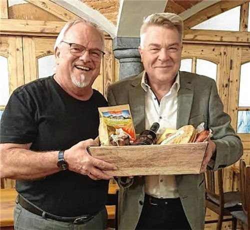 Obermeister Stefan Mashold (rechts) verabschiedet Erich Kainz (links) aus der Vorstandschaft und bedankt sich mit einem Geschenkkorb für die langjährige engagierte Mitarbeit und Unterstützung der Innung. Foto  Kreishandwerkerschaft Rosenheim