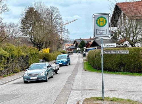 Obwohl sich eine Bushaltestelle an der Ecke Föhrenstraße/Fichtenweg befindet, dürfen die Kinder hier nicht in Richtung Holnstainer Grundschule einsteigen, denn ihr Schulweg ist dafür nicht weit genug. Foto Neuwirth