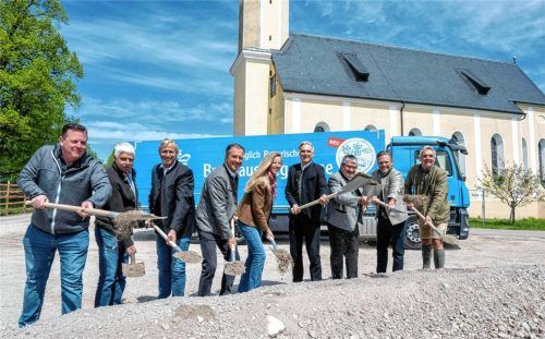 Offizieller Baubeginn: Zum Spaten griffen (von links) Martin Pemler vom Landratsamt Miesbach, Bauunternehmer Siegfried Penzenstadler, Manfred Kronbichler vom Bauunternehmen Pfeiffer, Architekt Johannes Wegmann, Herzogin Anna in Bayern, Landrat Olaf von Löwis, Irschenbergs Bürgermeister Klaus Meixner sowie Immobilienverwalter Dominik Salzer und Geschäftsführer Christian Wagner vom Tegernseer Brauhaus.