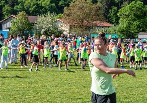 Olympiasiegerin Daniela Maier leitet beim Lauftag in Unterwössen das Aufwärmtraining für die vielen Läufer. Foto Flug