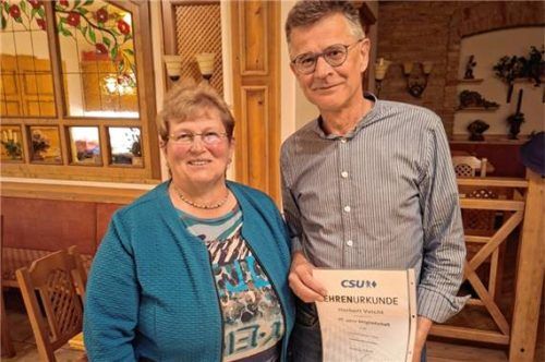 Ortsvorsitzende Elisabeth Grabmaier mit Herbert Veicht. Foto re